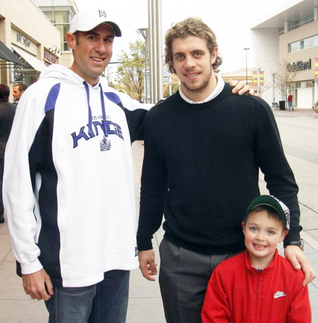 2013-Upper-Deck-Father-of-the-Year-Winner-Barrie-Grice-Austin-Anze-Kopitar-2