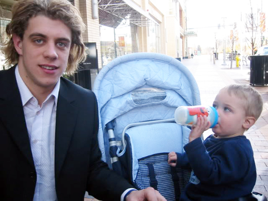 2013-Upper-Deck-Father-of-the-Year-Winner-Barrie-Grice-Austin-Anze-Kopitar-First-Meeting