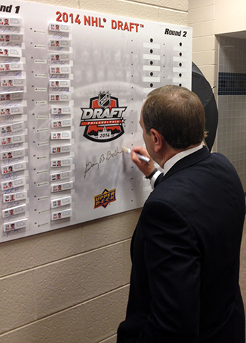 2014-NHL-Draft-Upper-Deck-Gauntlet-Top-Draft-Picks-Board-Commissioner-Gary-Bettman-Signing-Autograph