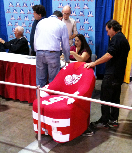 The-Weirdest-Thing-Gordie-Howe-Has-Ever-Signed-Fall-Expo-1
