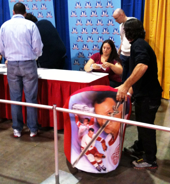 The-Weirdest-Thing-Gordie-Howe-Has-Ever-Signed-Fall-Expo-2