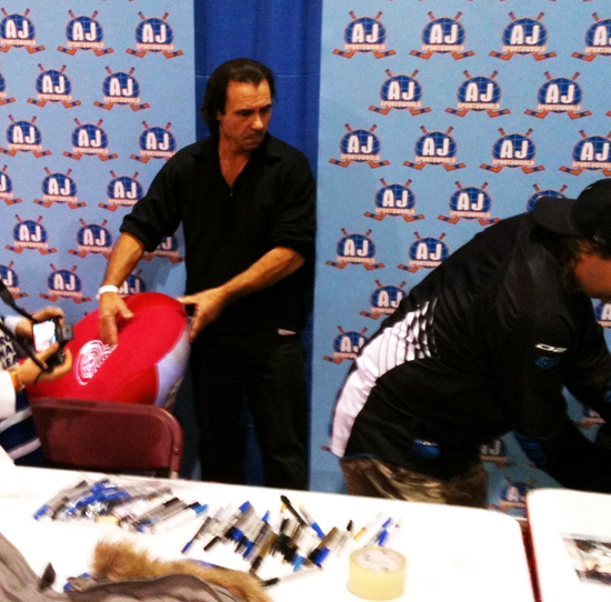 The-Weirdest-Thing-Gordie-Howe-Has-Ever-Signed-Fall-Expo-4