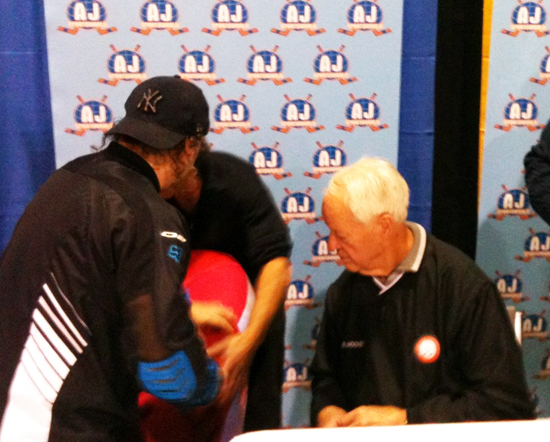 The-Weirdest-Thing-Gordie-Howe-Has-Ever-Signed-Fall-Expo-6