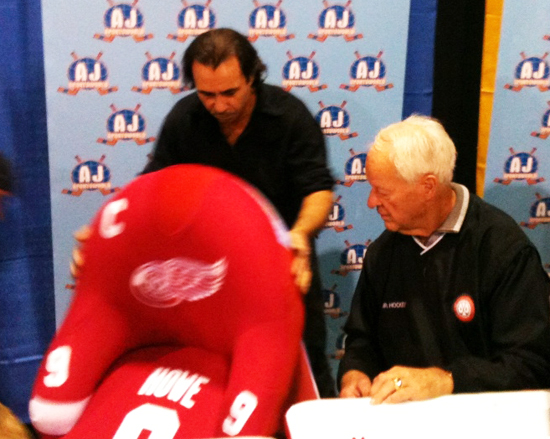 The-Weirdest-Thing-Gordie-Howe-Has-Ever-Signed-Fall-Expo-8