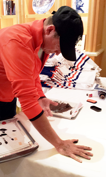 Wayne-Gretzky-Autograph-Tegata-Upper-Deck-Authenticated-Process-Behind-Scenes-2