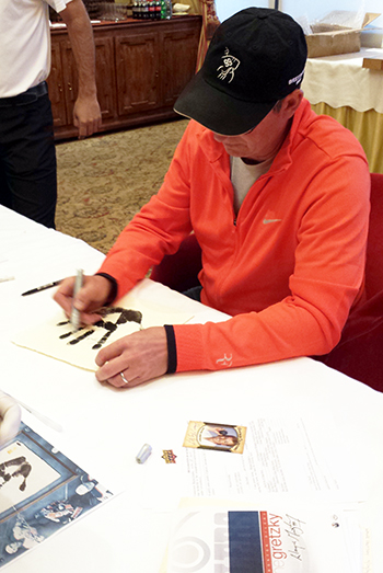 Wayne-Gretzky-Autograph-Tegata-Upper-Deck-Authenticated-Process-Behind-Scenes-3