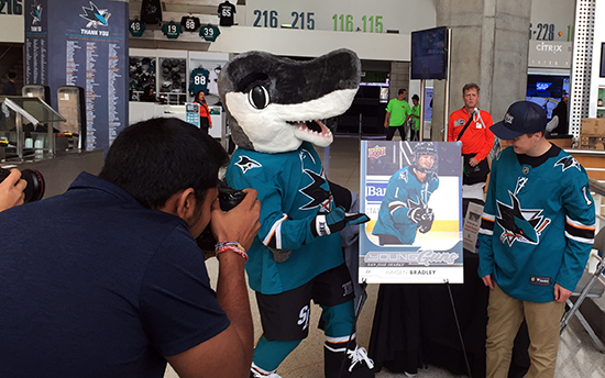 upper-deck-san-jose-sharks-hayden-bradley-young-guns-rookie-card-reveal-sharkie-2