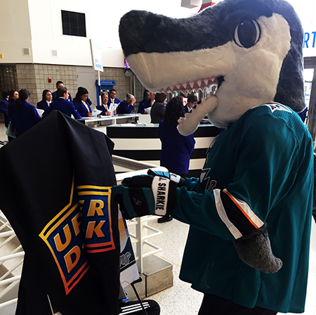 upper-deck-san-jose-sharks-hayden-bradley-young-guns-rookie-card-reveal-sharkie-peek